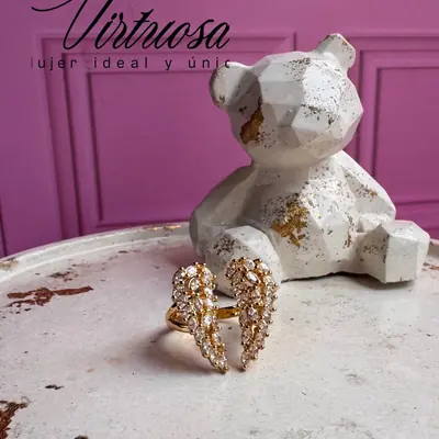 Anillo dorado con dos alas de ángel cubiertas de circonias