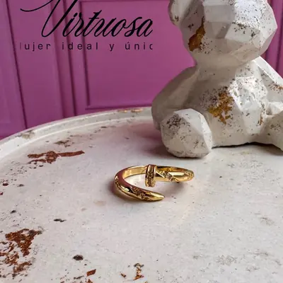 Anillo dorado en forma de clavo con circonias incrustadas