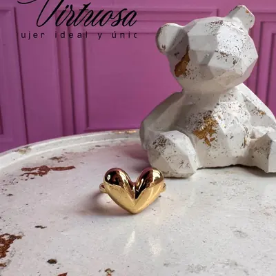 Anillo dorado con un corazón abombado grande