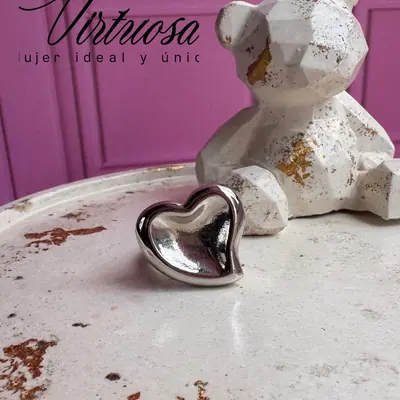 Anillo plateado con un corazón abombado grande