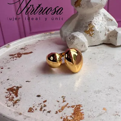 Anillo dorado con dos corazones abombados juntos