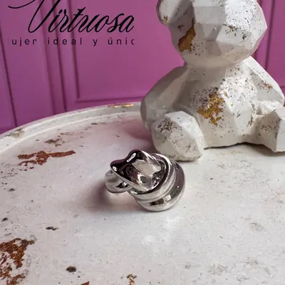 Anillo plateado con diseño de nudo en relieve