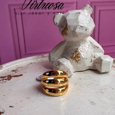 Anillo dorado ancho formado por tres bandas abombadas