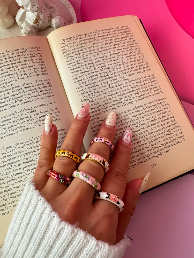 Anillos esmaltados con flores, corazones y estampado leopardo