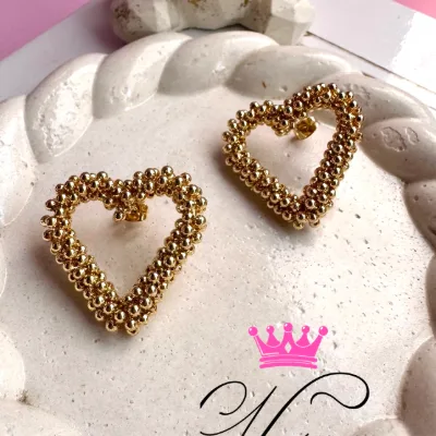 Aretes en rodio medianos en forma de corazon