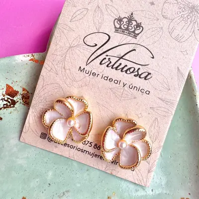 Aretes con flor blanca de nácar y centro dorado