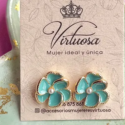 Aretes con flor turquesa y perla en el centro