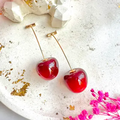 Aretes largos con dije de cereza roja