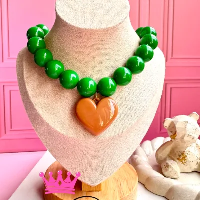 Collar en ábaco #16  color verde oliva corazon en pasta color marron