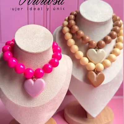 Collares de bolas fucsia y en tonos nude con dije de corazón