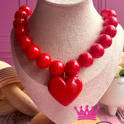 Collar de bolas rojas grandes con dije de corazón rojo
