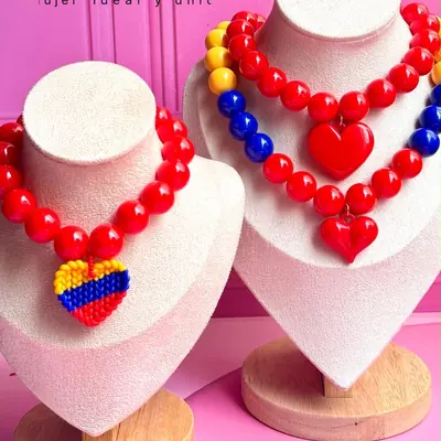 Collares de bolas rojas con dije de corazón tricolor de Colombia