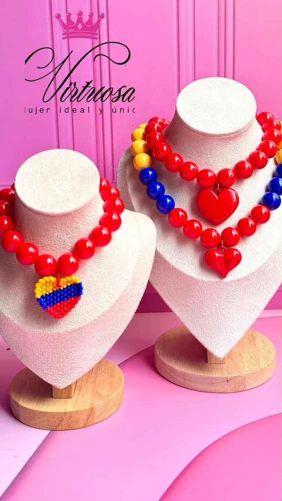 Collares de bolas rojas con dije de corazón tricolor de Colombia