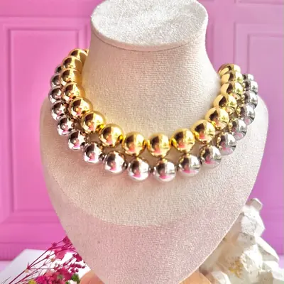 Collar con bolas metálicas combinando dorado y plateado