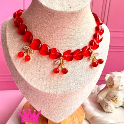 Collar corazones en resina y dijes de cereza en rodio