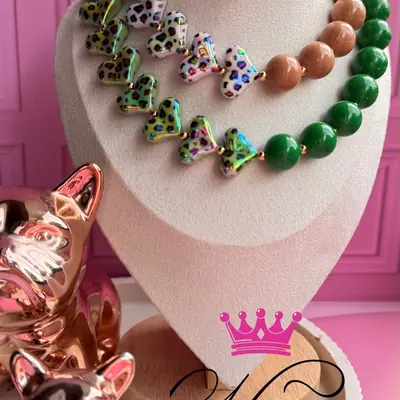 Collar con corazones estampados en print leopardo