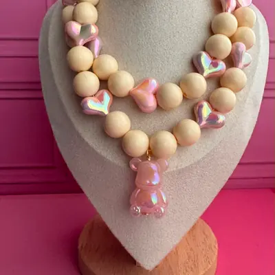 Collar con corazones tornasol que cambian de color con la luz