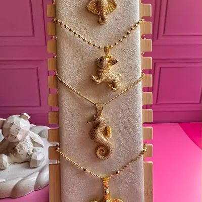 Collares con dijes de animales: elefante, perro, caballito de mar y tortuga