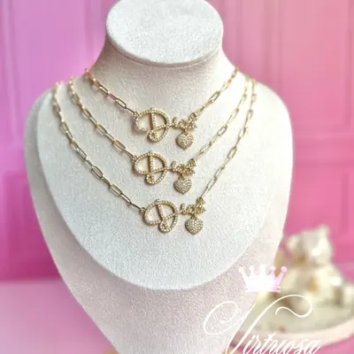 Collar dorado con dije de cristal transparente estilo Dior