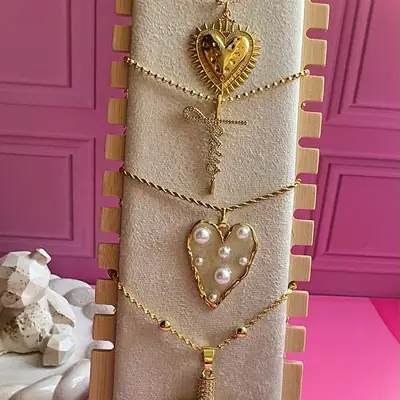 Collares con dijes de cruz, nudo y corazón con perlas