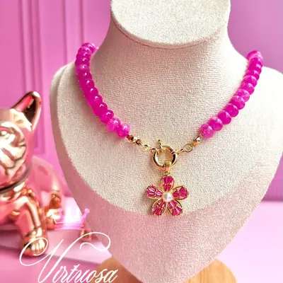 Collar con dije de flor hecha en cristal facetado
