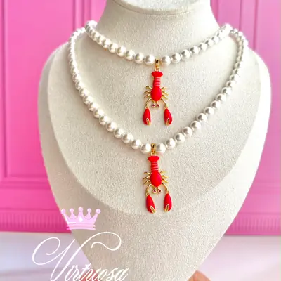 Collar de perlas blancas con dije de langosta dorada