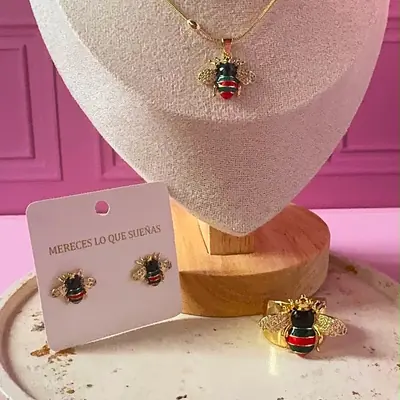 Conjunto de collar, aretes y anillo con motivo de abeja dorada