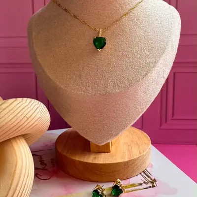 Conjunto de collar y aretes con corazón de piedra verde esmeralda