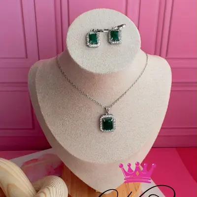Conjunto de collar y aretes con piedra verde esmeralda