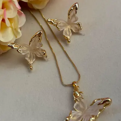 Conjunto de collar y aretes con mariposa de cristal facetado