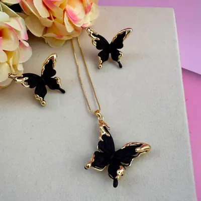 Conjunto de collar y aretes con mariposa negra