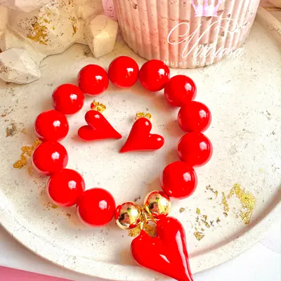 Conjunto de pulsera y aretes con corazón rojo