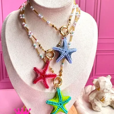 collar de 37 cm de largo y estella en 3D tejida en mostacilla y herrajes en acero