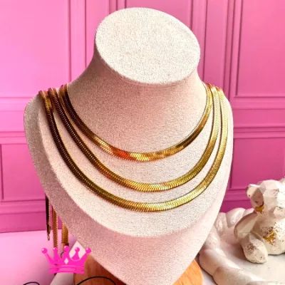 El collar tiene un diseño tipo cadena serpiente plana en acabado dorado