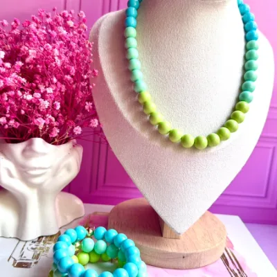 Collar y pulseras en perlas de vidrio #10 en 3 tonos verdes, pulseras elásticas.