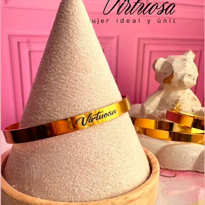 Brazalete rígido en acero dorado con la marca Virtuosa grabada