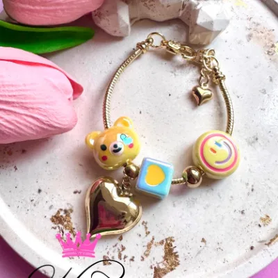 Pulsera tipo pandora en rodio, dijes en resina y corazon colgante en rodio
