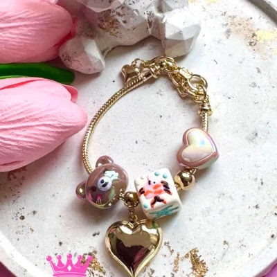 Pulsera tipo Pandora en rodio y dijes en resina con dije colgante de corazon en resina