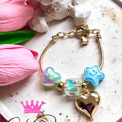 Pulsera tipo pandora en rodio y dijes en resina, colgante en rodio