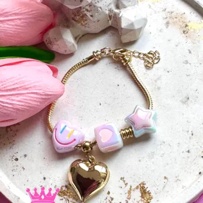Pulsera tipo Pandora, dijes en resina y dije colgante en rodio