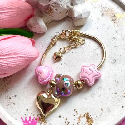 Pulsera tipo Pandora en rodio y dijes en resina con corazon en rodio