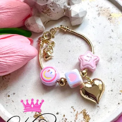 Pulsera tipo pandora en rodio y dijes en resina con corazon en rodio