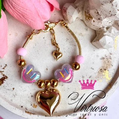 Pulso en rodio tipo pandora, balines en acero, corazones en acrílico y corazon colgante en rodio, balines en neopreno color rosado