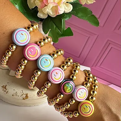 Pulsera de bolas de colores con dije de carita feliz