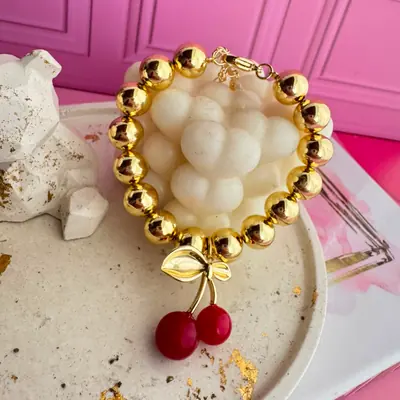 Pulsera de bolas con dije colgante de cerezas rojas