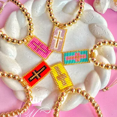 Pulsera de bolas con dijes tejidos en mostacilla miyuki