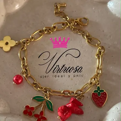 Pulsera tipo charm con dijes de trébol, flor y fresa