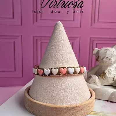 Pulsera elástica de corazones esmaltados en blanco y coral, montados en cuadros de rodio dorado