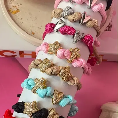Pulseras de cordón con dijes de corazón, estrella y cruz