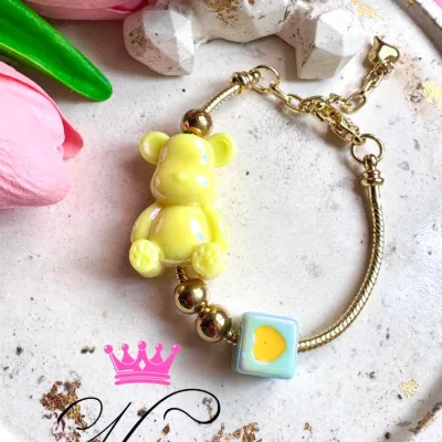 Pulsera tipo pandora en rodio, oso en resina y balines en acero